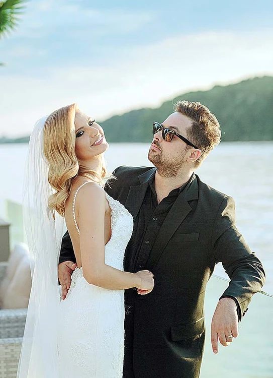 
    Tudor de la Fly Project  s-a însurat cu ştirista de la  Observator Anamaria Stancu  