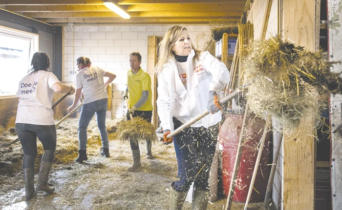 Regina Maxima a lucrat alături de voluntari. Foto: EPA-EFE