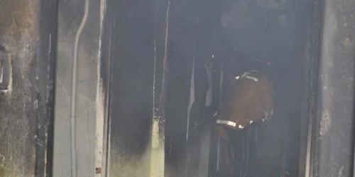 Pompierii au stins incendiul in aproximativ o oră