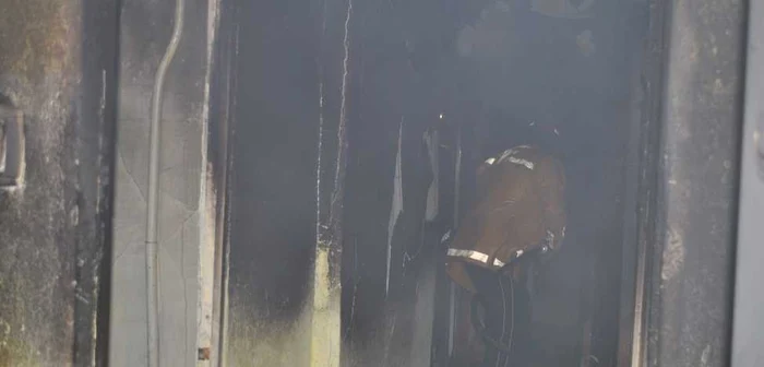 Pompierii au stins incendiul in aproximativ o oră