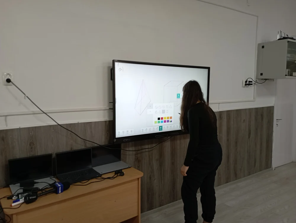 O profesoară ar fi amenințat elevii că le „taie degetele” cu un briceag, dacă nu sunt cuminți. Val de reacții pe rețelele sociale