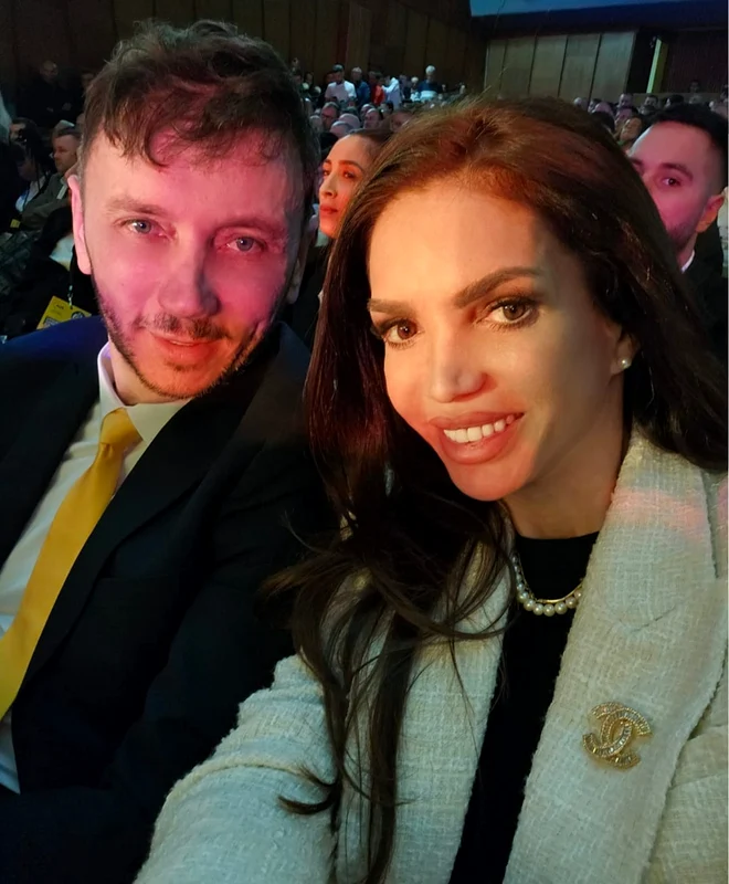  Cântăreața și-a susținut soțul din primul rând la evenimentul care a avut loc la Casa de Cultură a Sindicatelor din Vâlcea