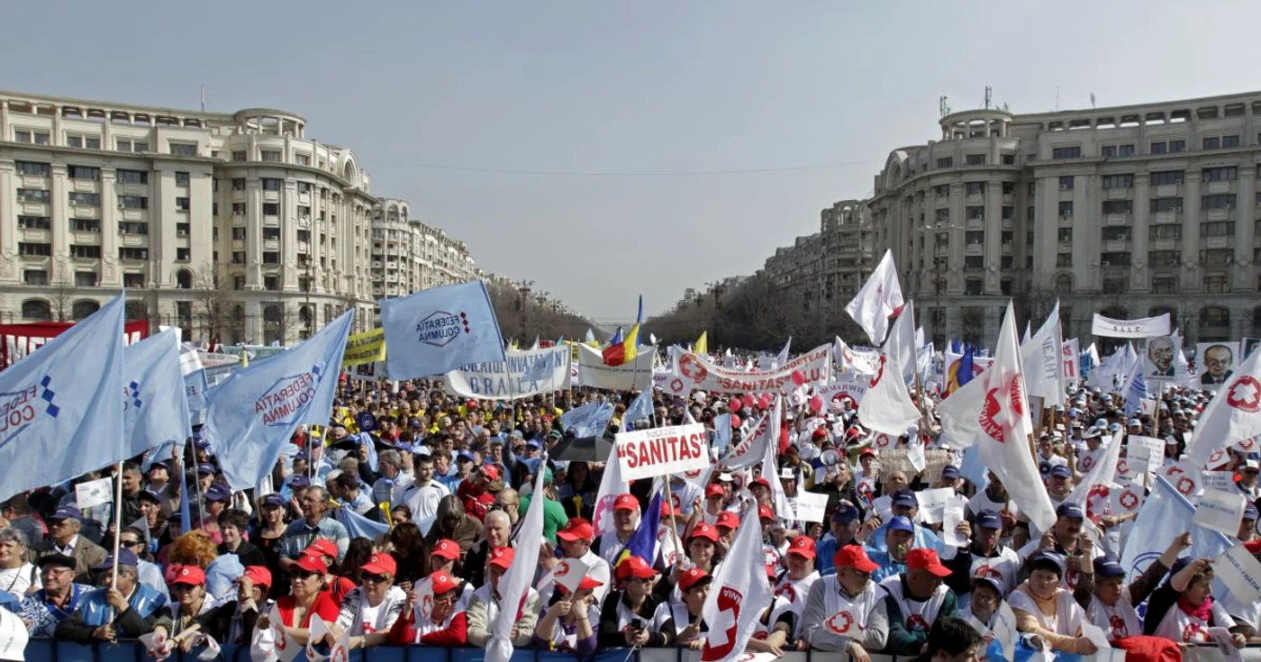  În ciuda încrederii foarte scăzute în instituţiile statului, protestele organizate de sindicate au strâns foarte puţini demonstranţi. Sau poate numărul scăzut este dat de lipsa încrederii în sindicate? 