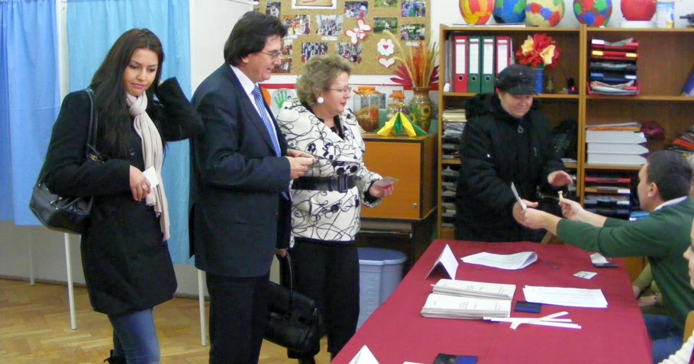 Nicolae Robu a venit la vot împreună cu soţia şi fiica. FOTO: Vali Silaghi