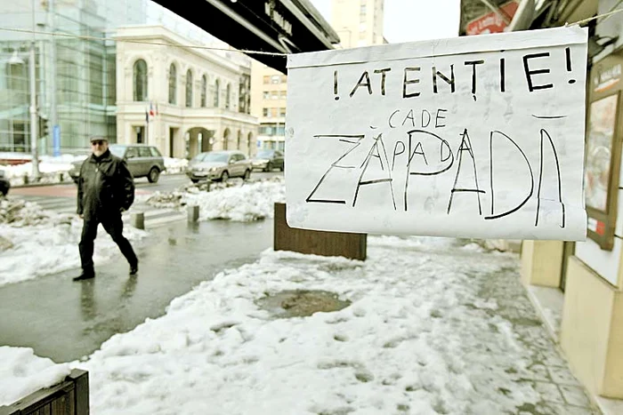 Afişele sunt mai  uşor de lipit decât e  zăpada de îndepărtat