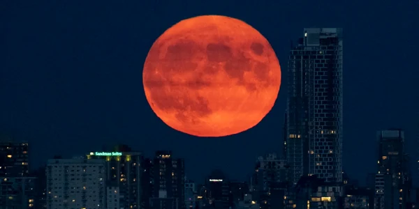 Incendii vegetaţie SUA Canada Vancouver - lună roşie - iul 2021 / FOTO Profimedia