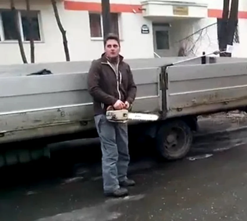 
    Angajatul firmei "Cris Garden" s-a enervat pe hingheri şi i-a alergat cu drujba de serviciuFoto: Captură video  