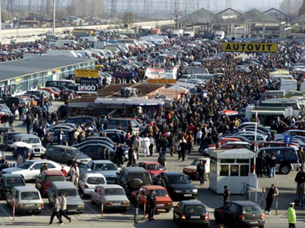 
    Automobile furate se vând chiar în târgurile de profil  