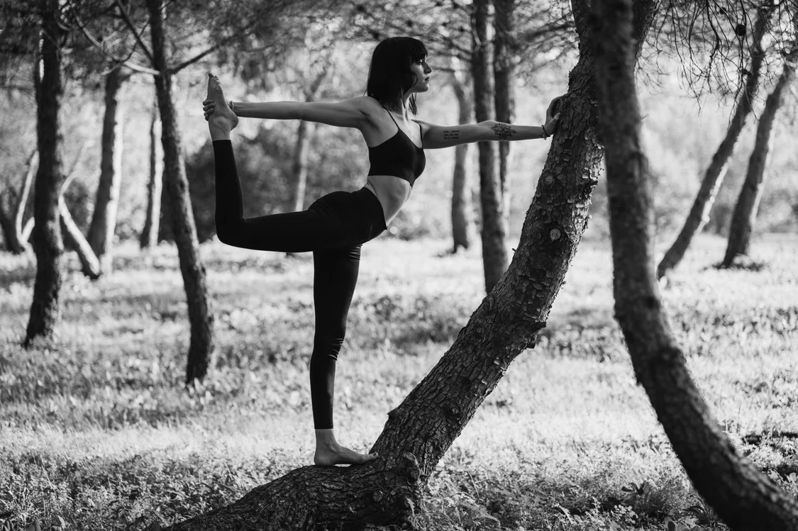 Femeie practicând yoga în natură