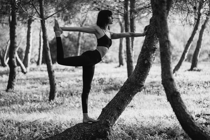 Femeie practicând yoga în natură