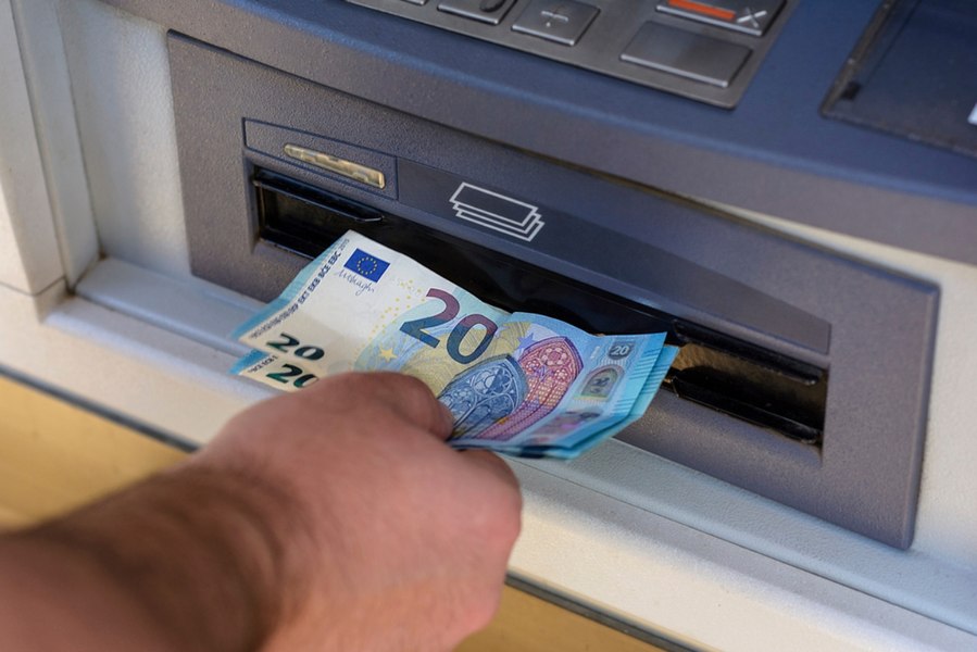Grške banke ukinjajo provizije za dvig gotovine na bankomatih