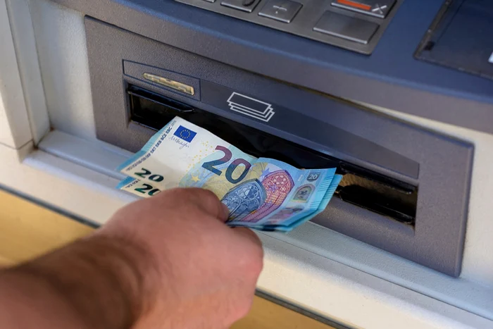 Băncille grecești renunţă la comisioanele pentru retragerile de numerar de la ATM-uri. Ce amenzi au primit în 2023