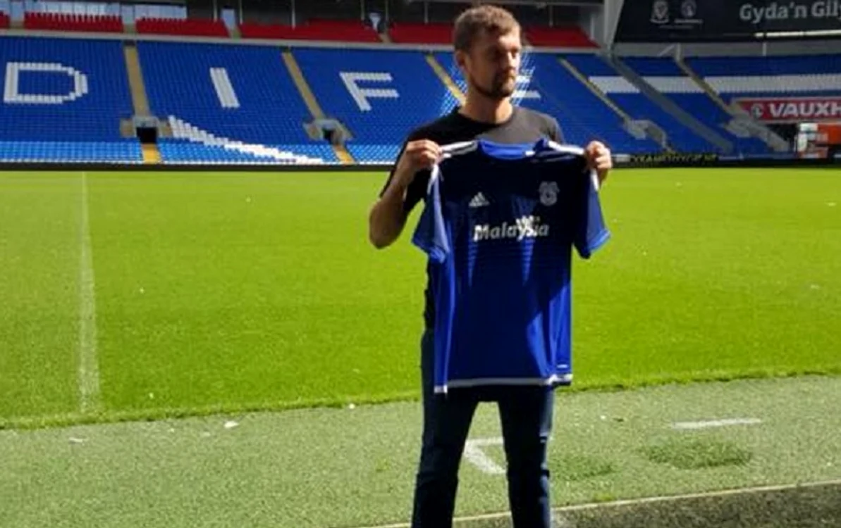 
    Fundaşul a fost deja prezentat pe Cardiff City Stadium şi speră ca prin evoluţiile pentru galezi să revină chiar la echipa naţionalăFoto Click!  