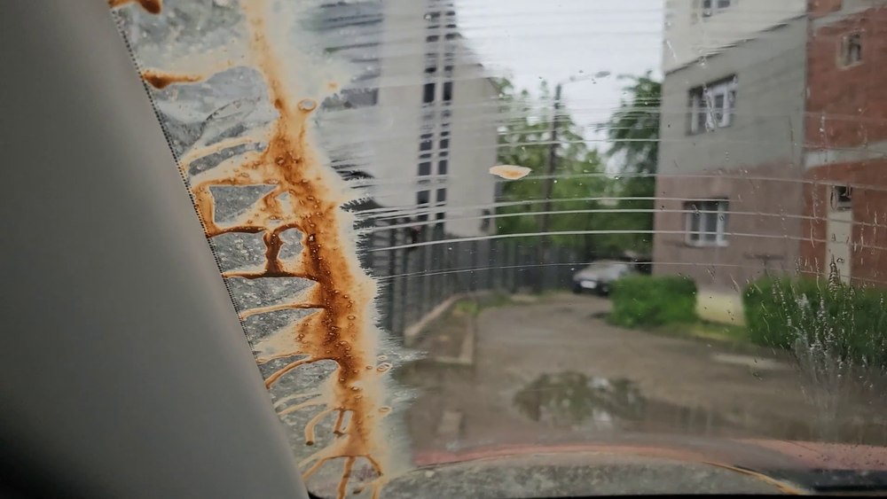 Val de praf saharian în România. Aglomerație în spălătoriile auto din Buzău din cauza depunerilor de pe mașini VIDEO