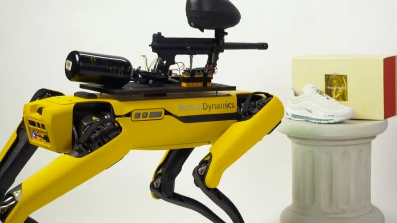 Câinele-robot Spot cu o puşcă de paintballl pe spate FOTO MSCHF via BBC