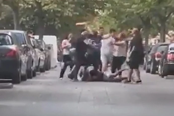 Răfuială între români pe o stradă din Spania FOTO: captura video