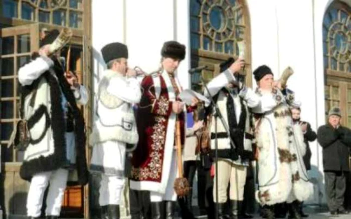 De mulţi ani, un moment nelipsit din programul festivităţilor desfăşurate de 1 Decembrie la Alba Iulia are loc în Sala Unirii, unde sunt primite soliile din cetăţile de scaun Târgovişte şi Suceava