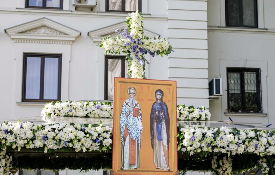 Baldachinul Sfintei Parascheva, decorat de 20 ani de o familie din Bucureşti. Potrivirea florilor cu veșmintele, o minune 
