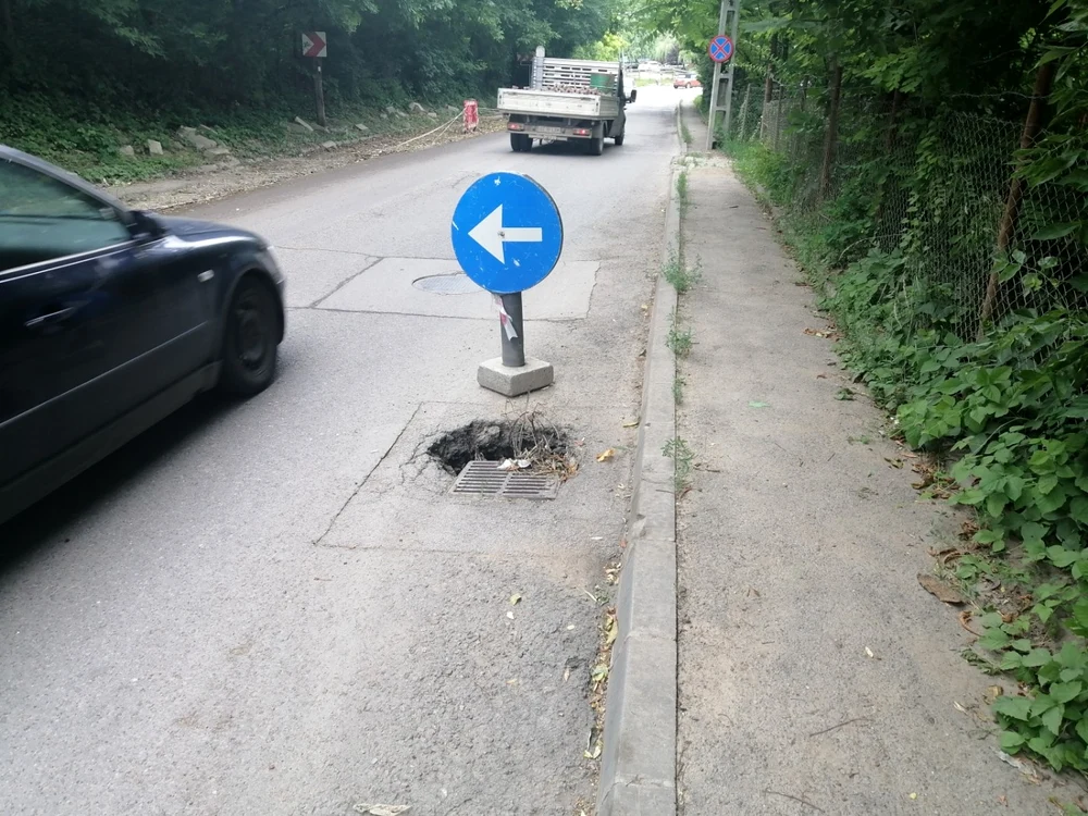 Gropi pe strada Doboşari, municipiul Botoşani FOTO Cosmin Zamfirache