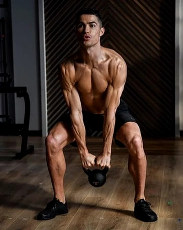Cristiano Ronaldo a șocat din nou cu fizicul său
