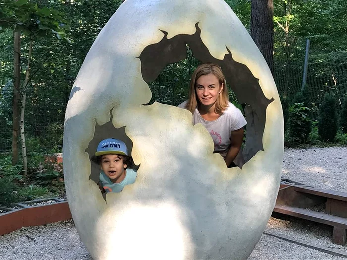 Augusta Lazarov Petrescu arată cu 10 ani mai tânără în această imagine, alături de micuțul Luca