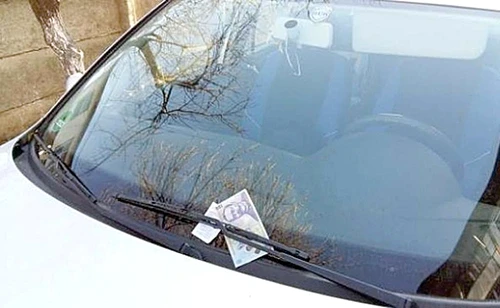 Nu coborâți din mașină ca să luați banii lăsați pe parbriz!Foto: infoalert.ro