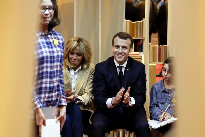 Emmanuel Macron, miercuri seară, la Salonul cărţii de la Paris FOTO EPA