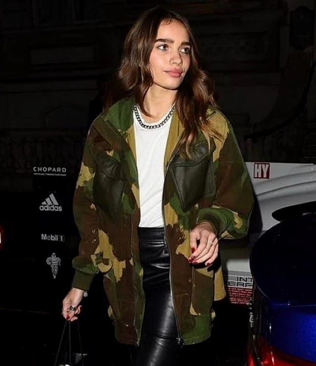 Hana Cross a purtat în cadrul unui eveniment o ținută creată integral din obiectele vestimentare ce poartă numele Victoriei Beckham 