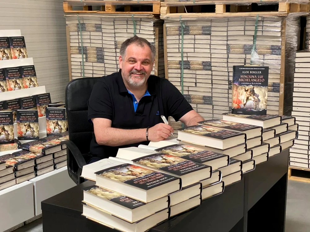 Igor Bergler, în mijlocul cărţilor sale publicate de Editura Litera