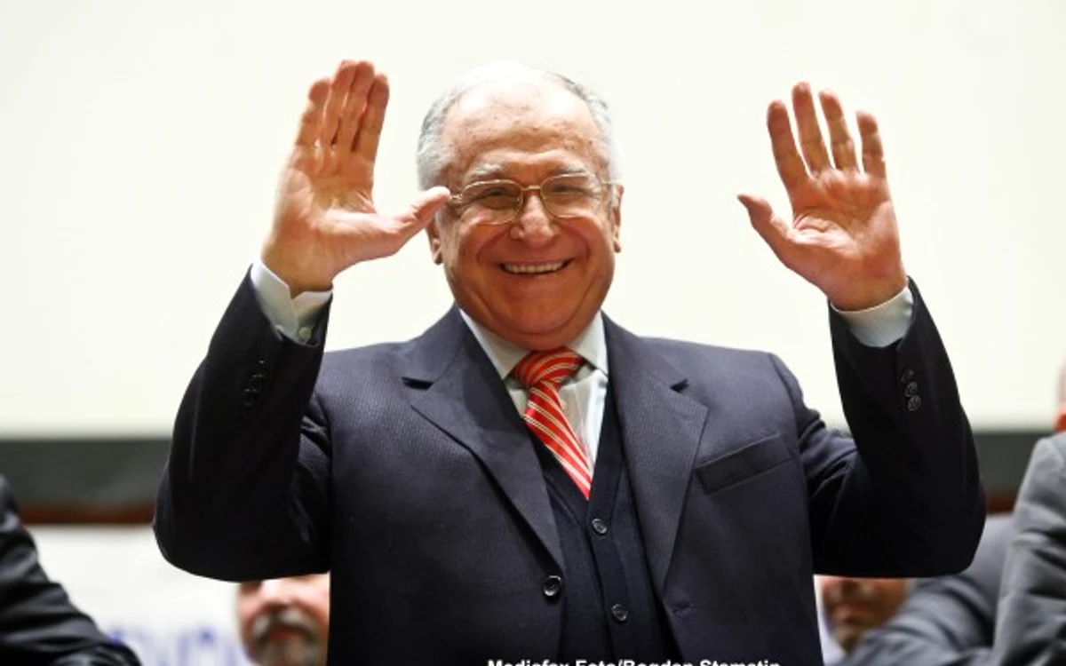În 2000, Ion Iliescu a fost ales pentru a treia oară președintele României