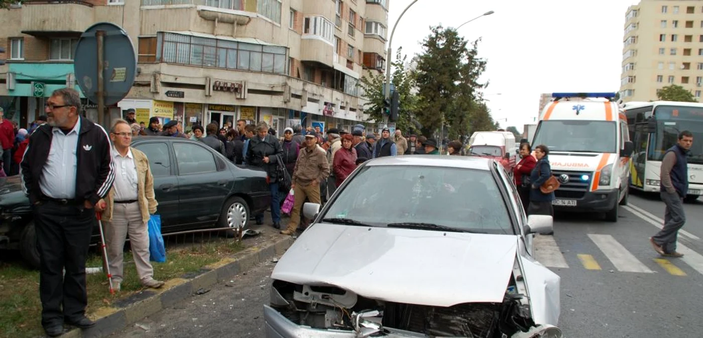 Trei tineri au fost răniţi în urma accidentului provocat de un şofer băut FOTO Arhivă