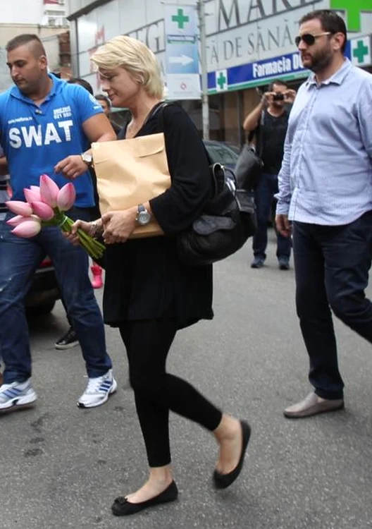 Erika Eleniak a fost flancată tot timpul de bodyguarziFoto: Mihai Ionescu