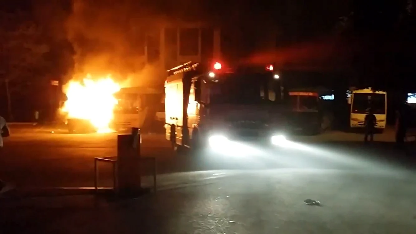Incendiul a mistuit microbuyul. FOTO: Hunedoara TV