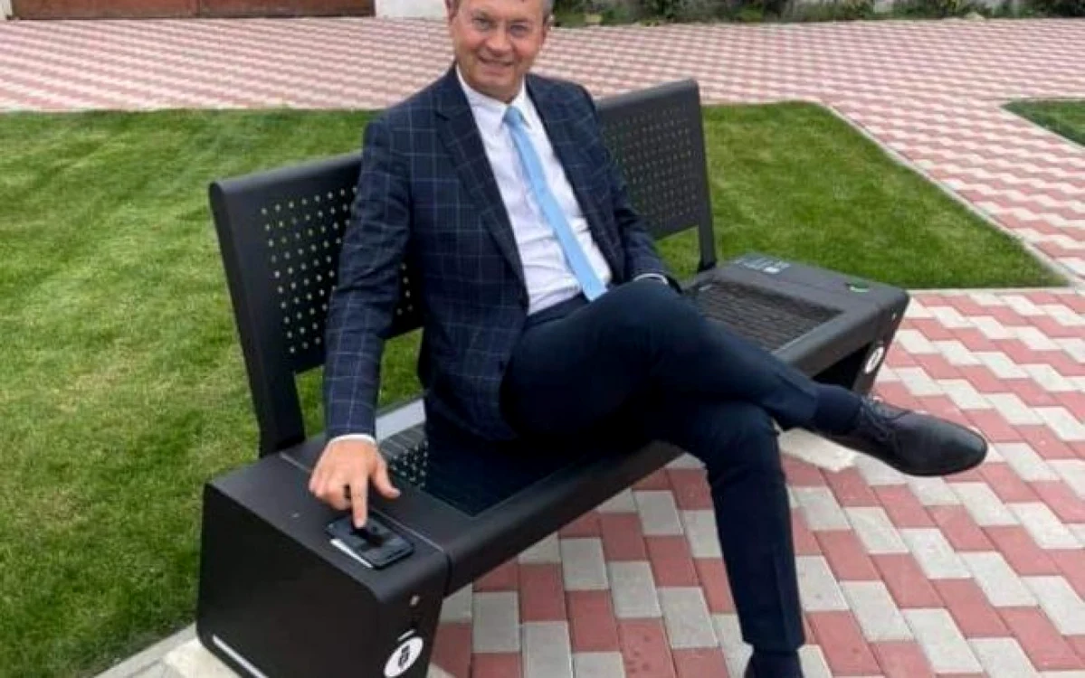 Braşovul vrea bănci smart după modelul de la Ghimbav FOTO Primăria Ghimbav