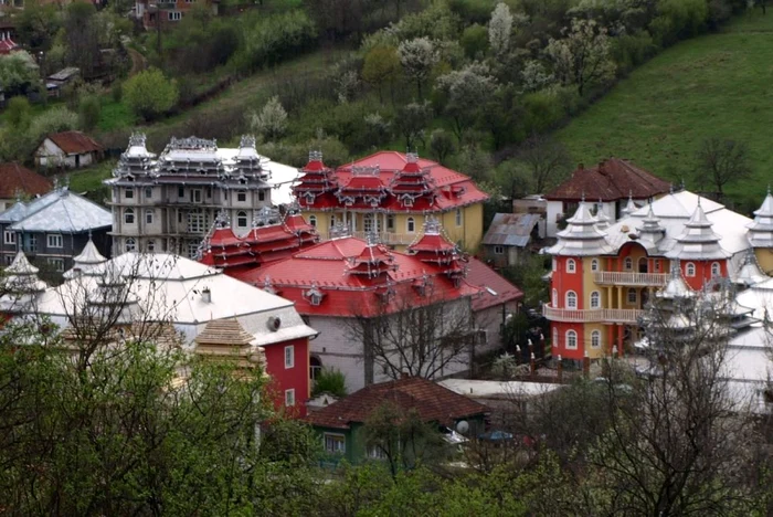 Turiştii opresc în dreptul palatelor kitsch pentru a le fotografia. FOTO: Daniel Guţă. ADEVĂRUL