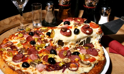 Pizza cu salam jpeg