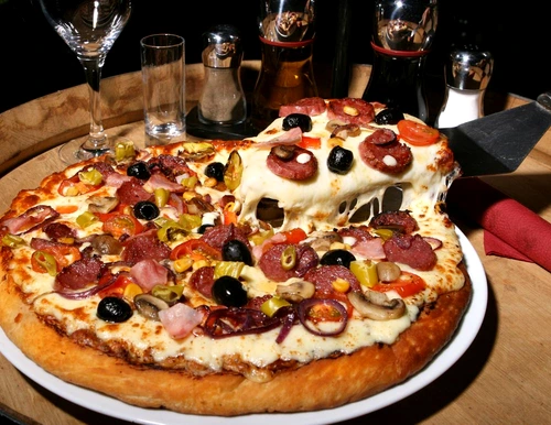 Pizza cu salam jpeg