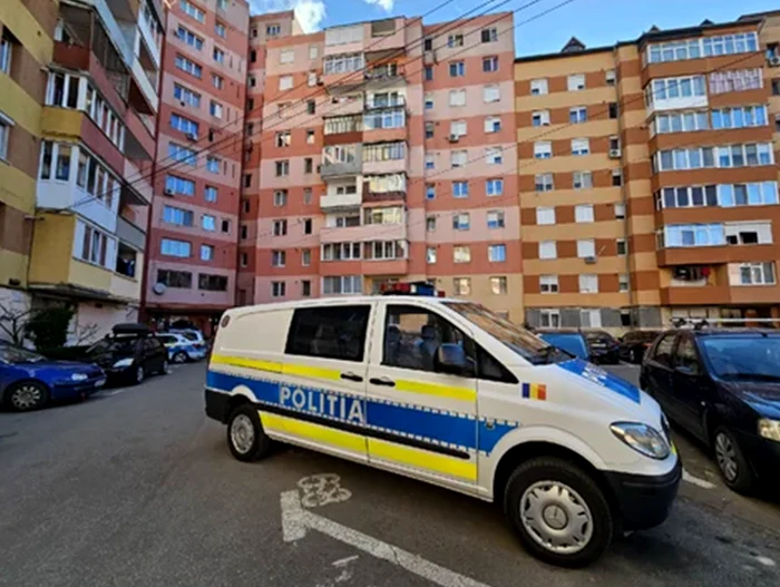 Poliţia a spart uşa apartamentului. FOTO ziarulunirea.ro