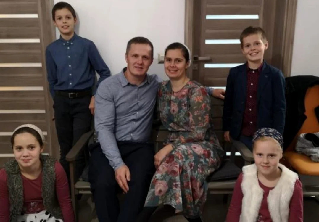 Samuel Stănici, alături de soţia sa şi cei patru copii FOTO Arhiva personală