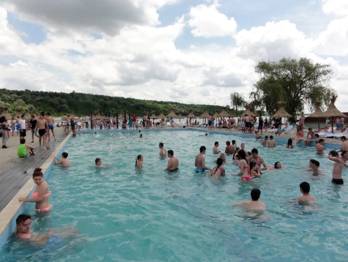 Imagine cu piscina mare a Clubului Nautic din Slatina în vara 2014 (FOTO: Mugurel Manea)