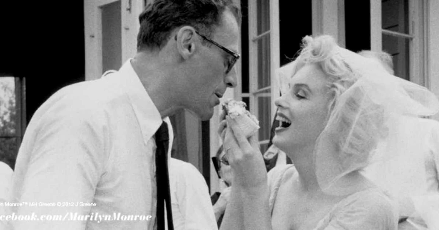 Marilyn Monroe şi Arthur Miller, în ziua nunţii, pe 29 iunie 1956 FOTO: Facebook