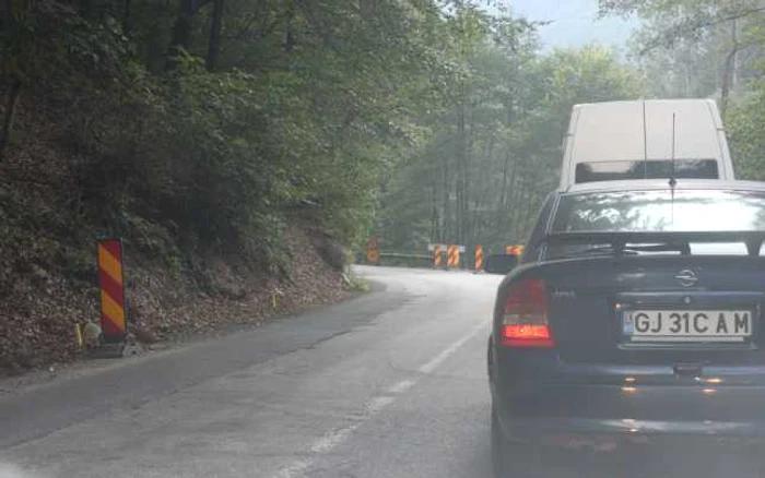 Pe Defileul Jiului se circulă cu restricţii de circulaţie din cauza lucrărilor de modernizare