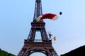 parasutist turnul eiffel png