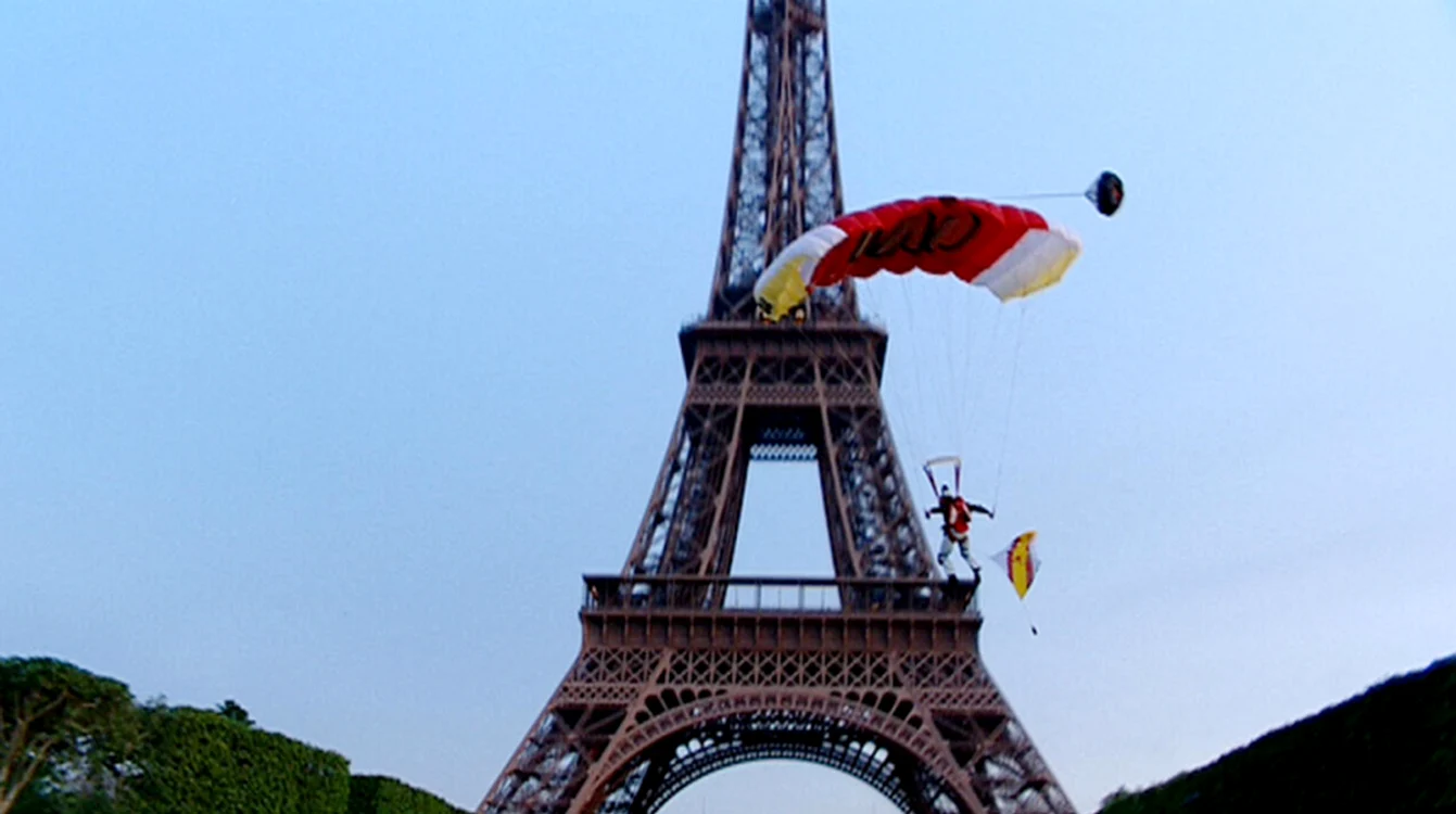 Bărbatul a sărit cu parașuta de pe Turnul Eiffel (foto: news.ro/captură video)