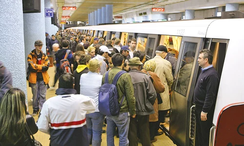 Oamenii au stat la cozi imense să urce în metrou jpeg