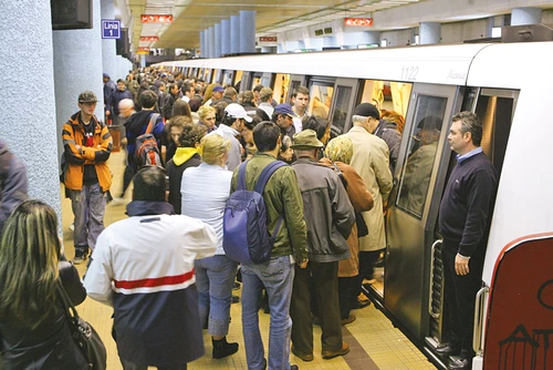 Oamenii au stat la cozi imense să urce în metrou