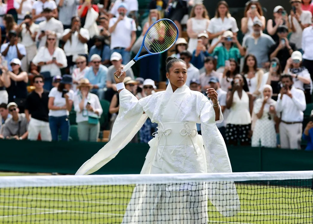 La Wimbledon, Naomi Osaka s-a și încălzit în originala ținută