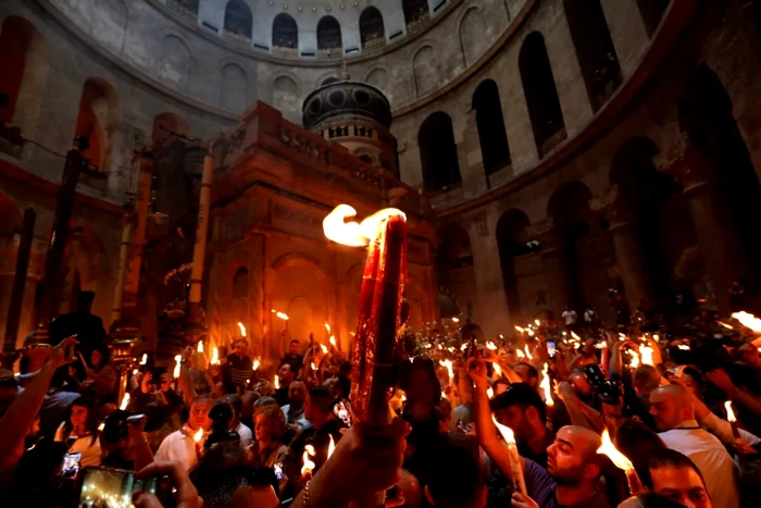 Lumina Sfântă de la Ierusalim a ajuns în fiecare an și în România. FOTO: AFP Thomas Coex