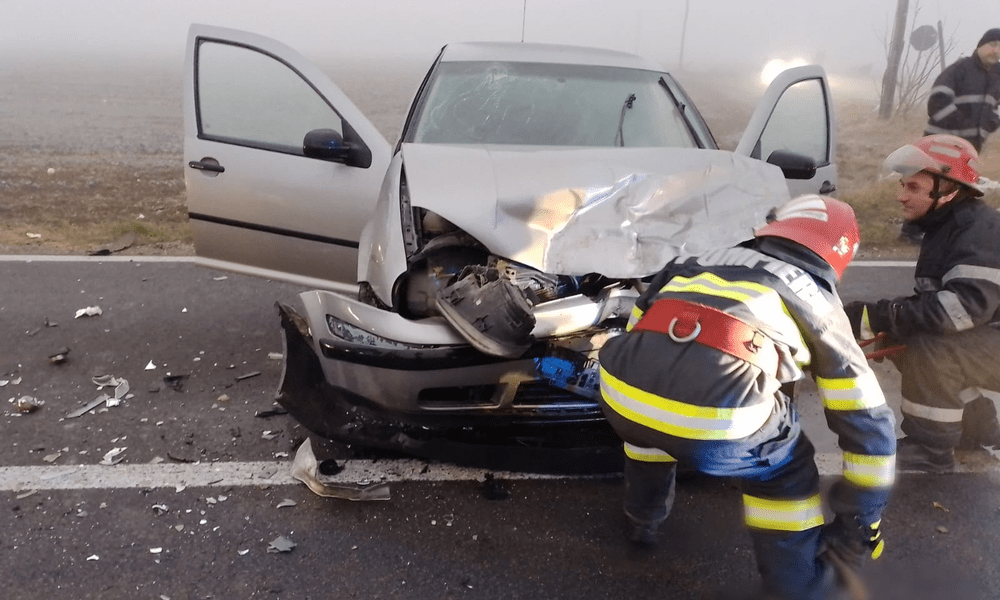Accident cu doi răniți în Călărași. Coliziune violentă între două mașini din cauza ceții dense