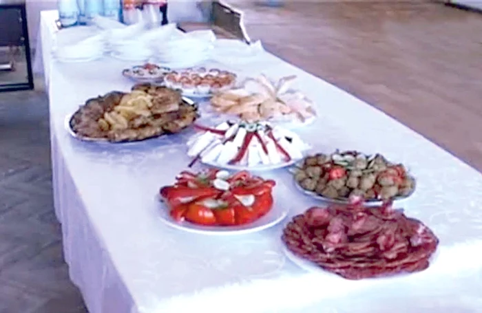 
    În sala de ședință, mesele sunt pline cu bunătăți și baxuri de bere în timpul petrecerilorCAPTURI: rtv.net  